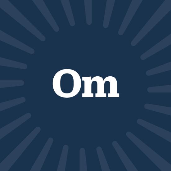 Ordet "Om" står med hvid skrift på blå baggrund.