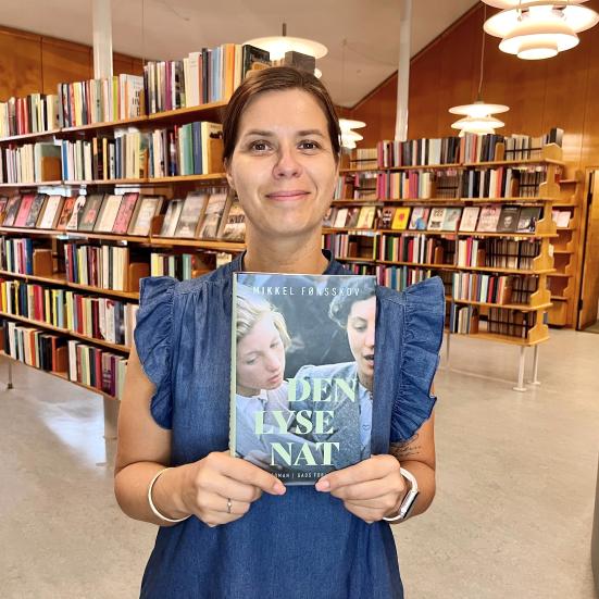 Bibliotekar Marianne Wismar Mühring med bogen "Den lyse nat".