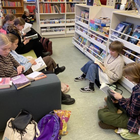 Billede af børn der læser til tidligere Readathon