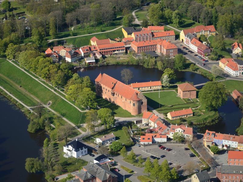 Luftfoto af Nyborg Slot og voldene.