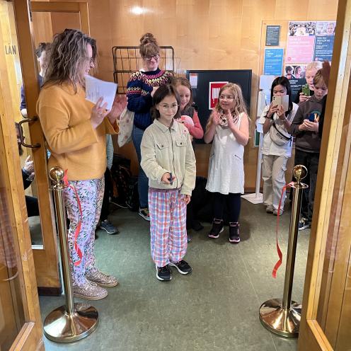 11-årige Josefine Sun Nørup klipper båndet til det nyindrettede børnebibliotek.