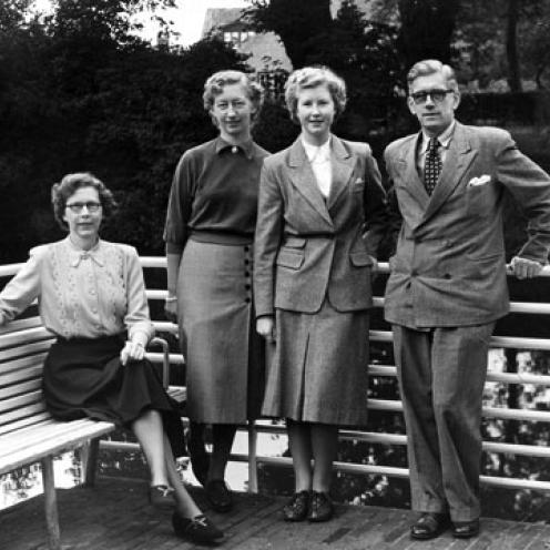 Bibliotekets medarbejdere i 1952. Til højre overbibliotekar Tage Brandt Pedersen som ledede biblioteket fra 1929 til 1968.