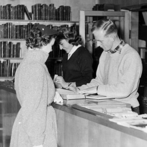 Tilbage ved skranken hjælper bibliotekaren med at registrere udlånet.