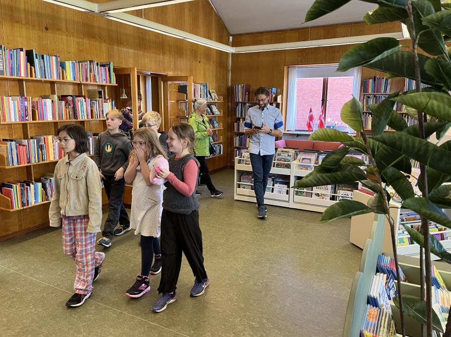 De første børn træder ind på det nyindrettede børnebibliotek.
