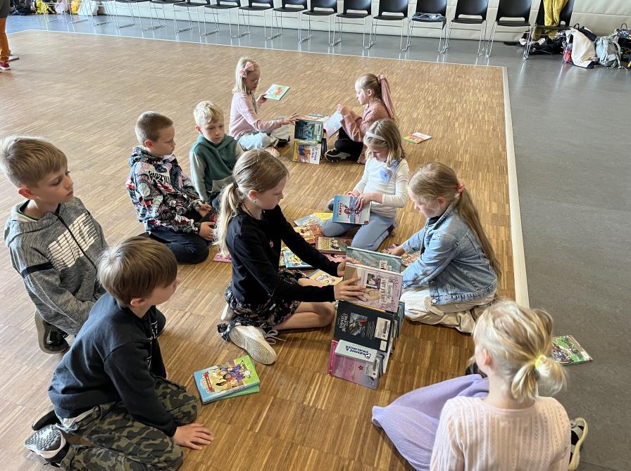 Læseambassadørerne bygger bogtårne. For os bibliotekarer var det skønt at opleve, at børnene indimellem blev så begejstrede for bøgerne, at de helt glemte bogtårnet og begyndte at læse i stedet.