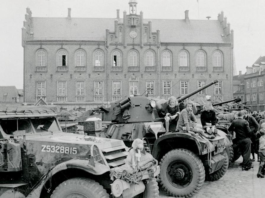 Pansrede britiske køretøjer foran rådhuset i Nyborg efter befrielsen. No known rights, Naionalmuseet, Danmark.