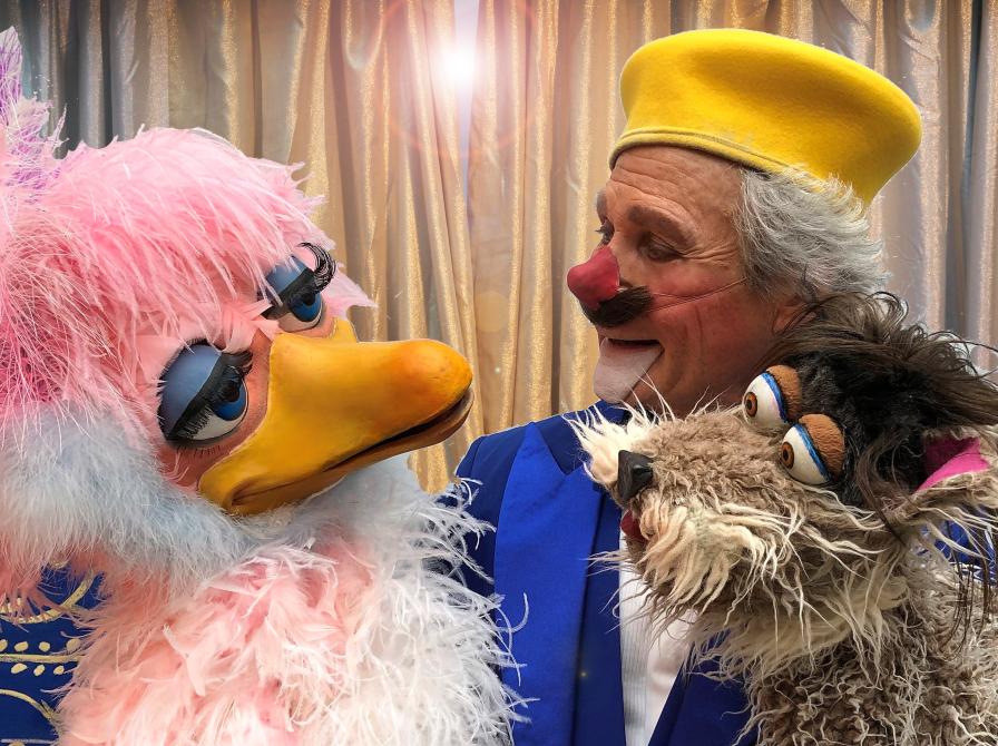 Benny Schumann med to bugtalerdukker